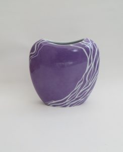 peinture-sur-porcelaine-atelier-du-pivert-collection-gemme-vase-violet- d-or