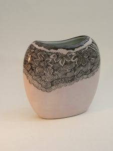 peinture-sur-porcelaine-vase-rose-boudoir-dentelle